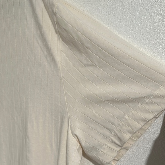 H&M Cream Short Sleeve‎ Tee - Picture 4 of 5